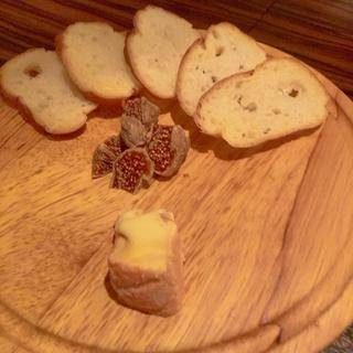 エポワチーズ（バケット付き）(ワイン食堂 ITADAKIYA)