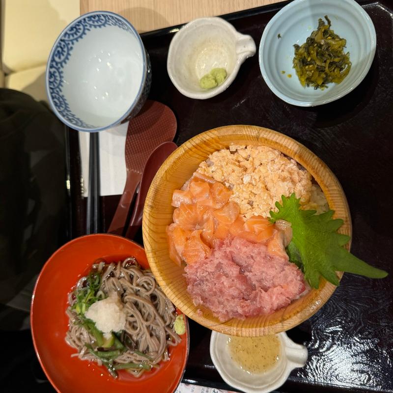 サーモンまぐろ(おひつごはん 四六時中 （しろくじちゅう）)