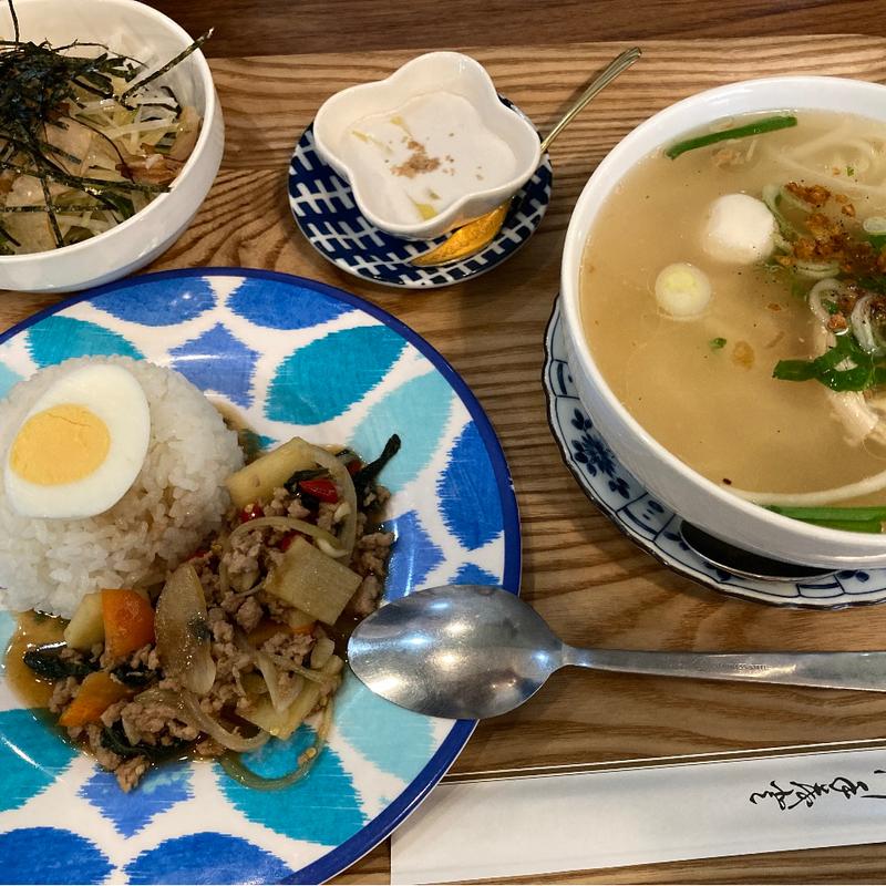 選べるランチ　ガパオとタイラーメン(コォア・ターウォン(タイ料理))