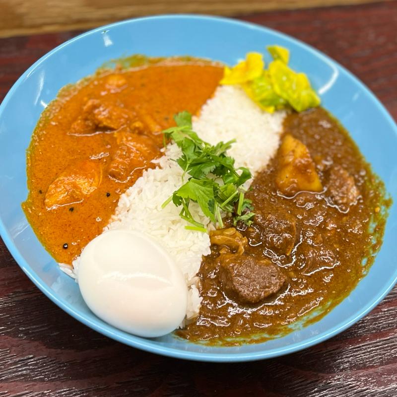 カレー2種盛り（ケララ風チキンカレー・ビーフコルマカレー）(エピタフカレー)