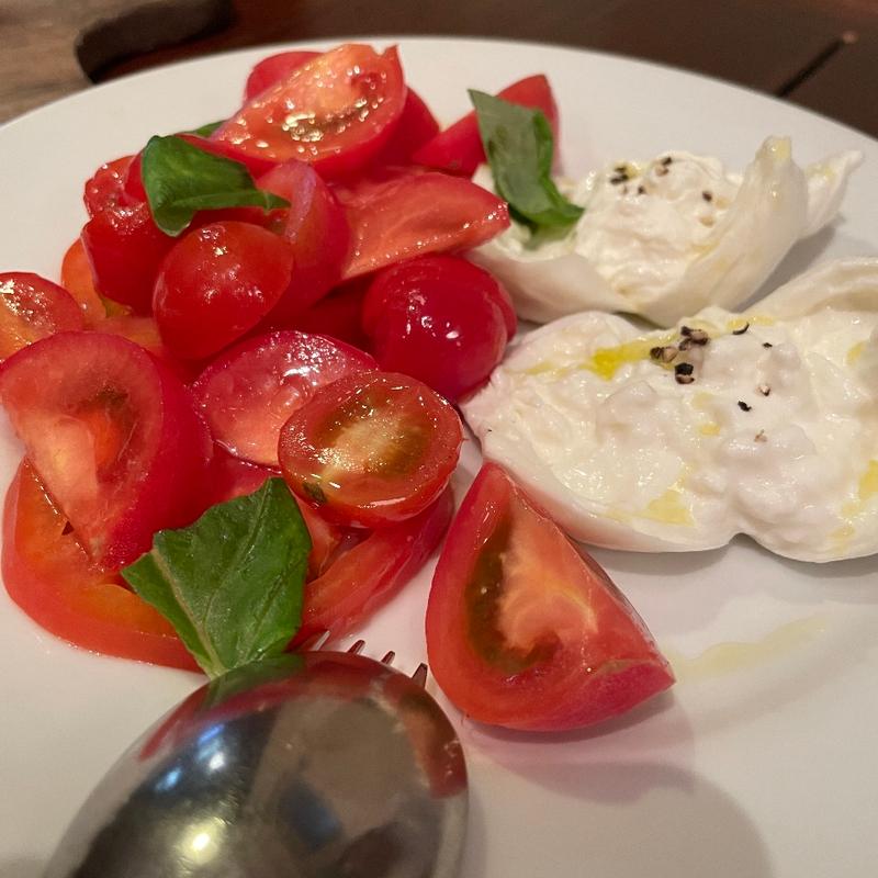 ブッラータチーズのカプレーゼ(マルゲリータパリアッチョ 神楽坂店)