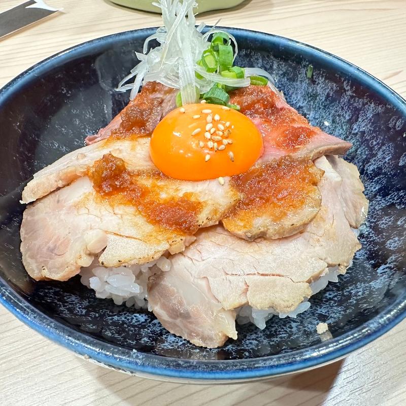 ローストビーフとローストポークの合盛り丼(ラーメン専科 竹末食堂)