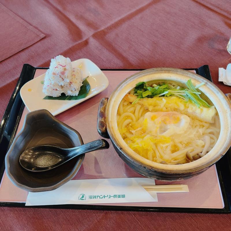 鍋焼きうどんと梅しらすおにぎり(滋賀カントリー倶楽部レストラン )