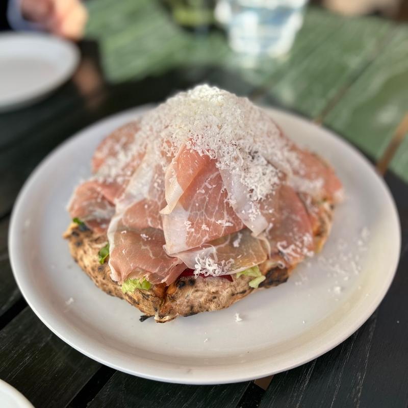 生ハムとルッコラのサラダピザ(ドットーレ （Dottore）)