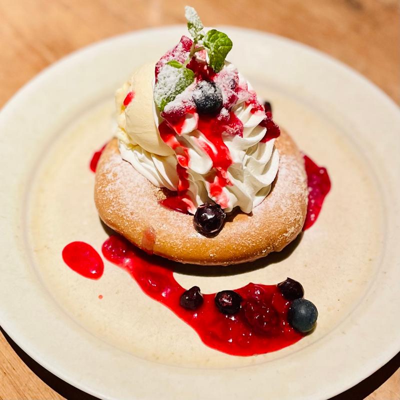 Pretzel Plate with Ice Cream  ミックスベリー(ブルックリンパーラー新宿)