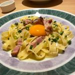 厚切りベーコンのカルボナーラ