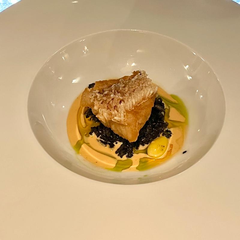 甘鯛の鱗焼き イカ墨のリゾット オマール海老と香草のエッセンス(箱根フォンテーヌ・ブロー仙石亭 )