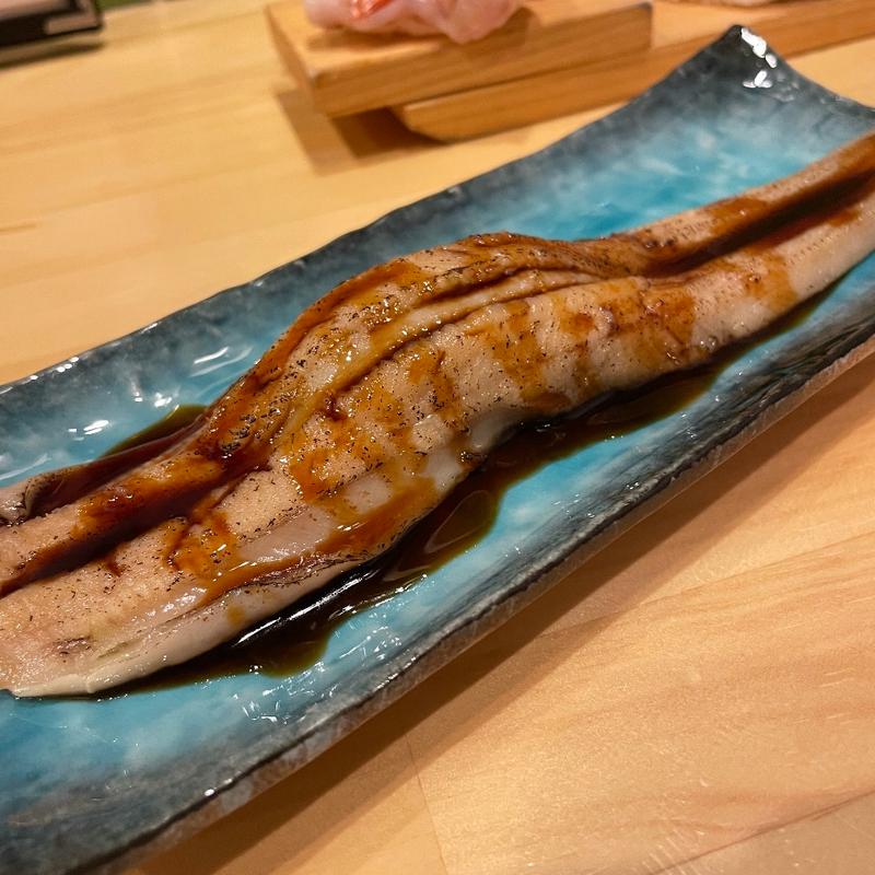 炙り煮穴子1本付け(鮨ととぎん 心斎橋店)