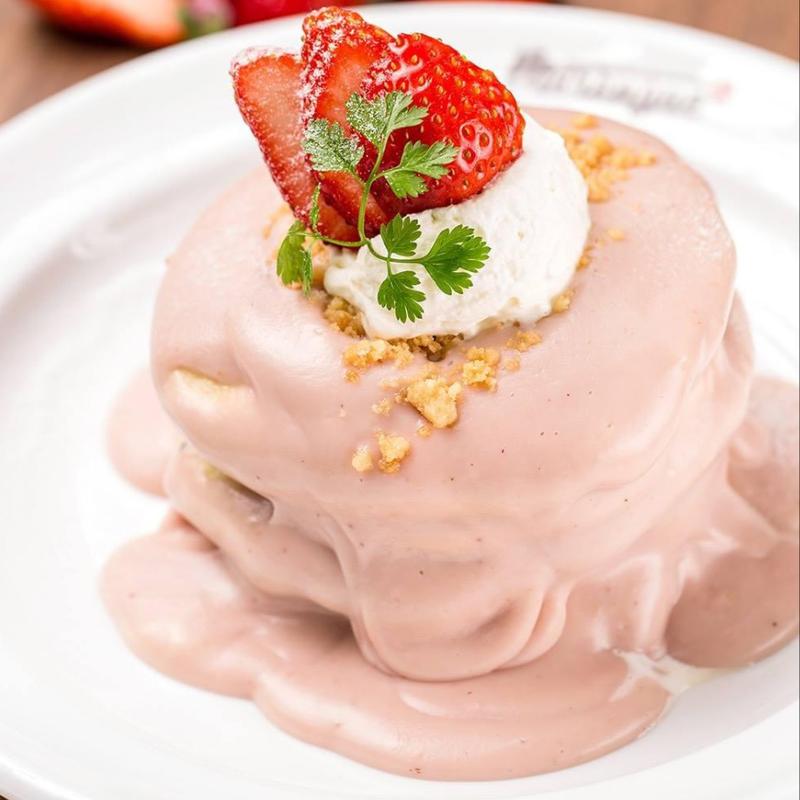 とちおとめと仏産ストロベリークリームのパンケーキ(メレンゲ都立大学店)