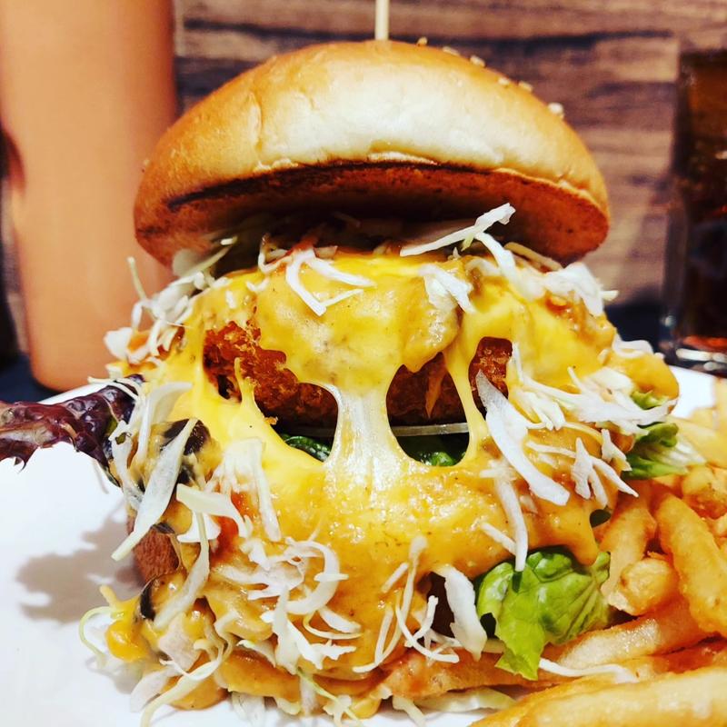 北海道こぼれるカニとエビのグラタンバーガー(3000日かけて完成した極上ハンバーガー本町靭公園店)