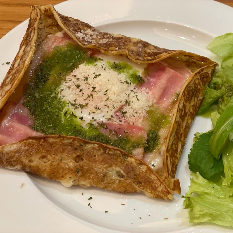 ベーコンエッグとチーズのガレット風(BEVALLEY COFFEE)