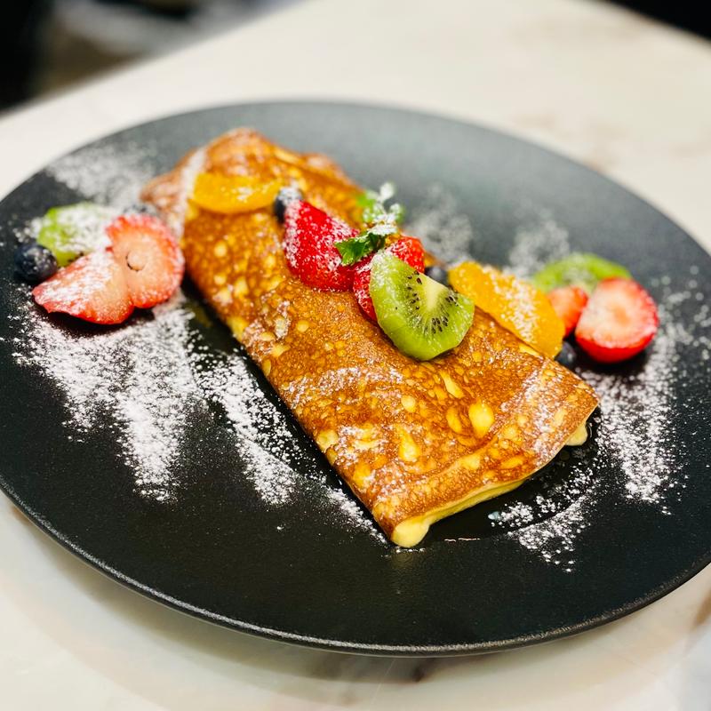 チーズロールスフレ　はちみつとフルーツ添え(ビストロカフェ レディースアンドジェントルメン (BISTRO CAFE LADIES & GENTLEMEN))