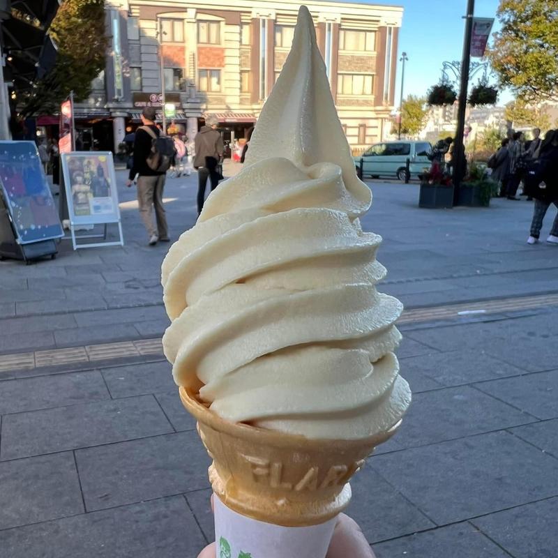 岡山白桃ソフトクリーム(上野動物園 西園食堂)