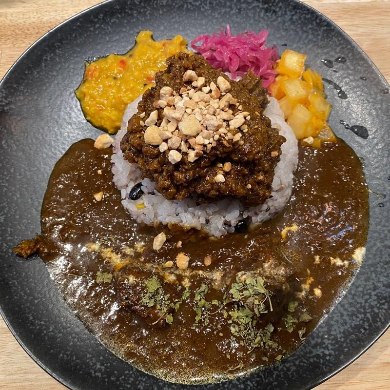 大山チキンカレーとポークキーマの2種あいがけ(カレー サファリ)