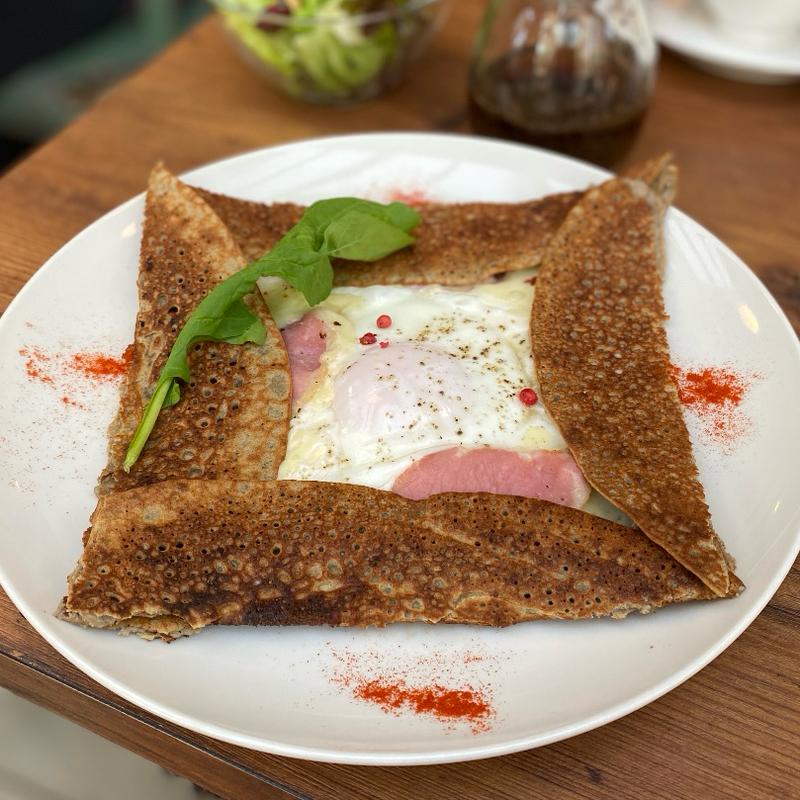 生ハムと卵とチーズのガレット(カフェ・ドゥ・リエーヴル うさぎ館)