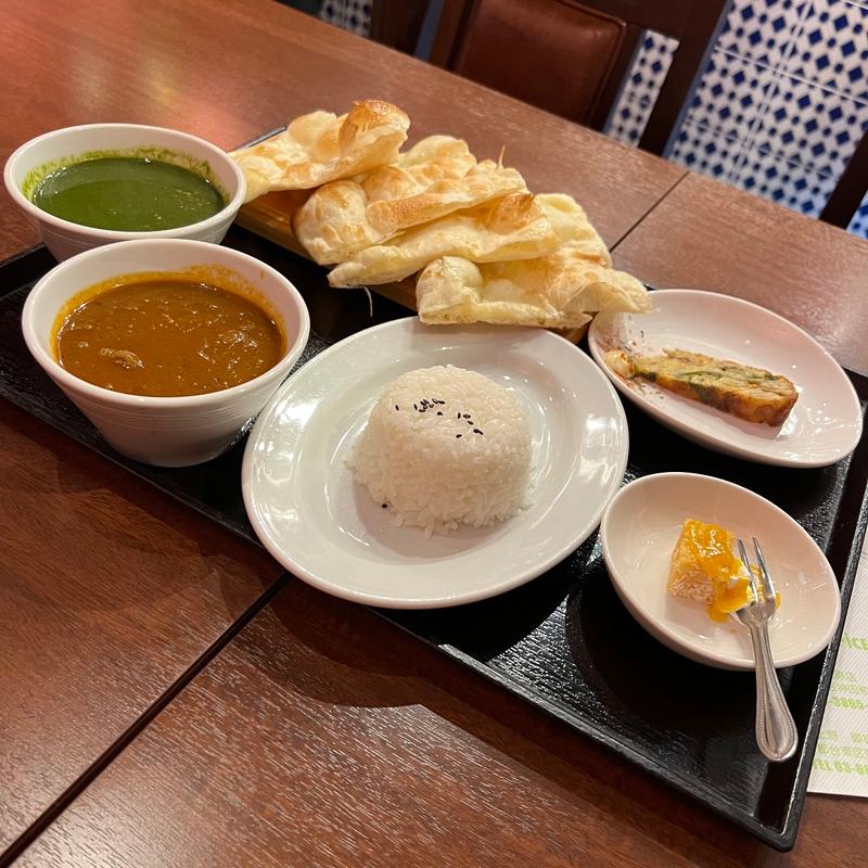 2色カレー(THE HERBS & SPICES(ハーブス＆スパイシーズ) 上野 御徒町店)