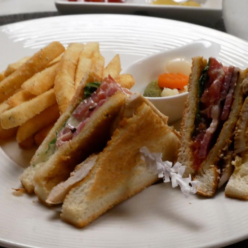 アメリカンクラブハウスサンドイッチ(カフェ&バー「リュトモス」)