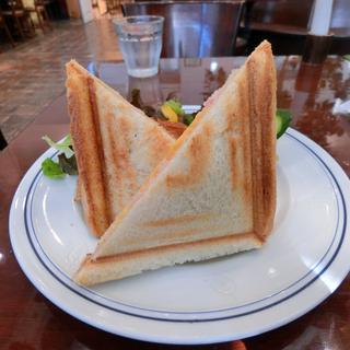 ボンレスハムとチェダーチーズのホットプレスサンドウィッチ(パパスカフェ 新宿タカシマヤ店)
