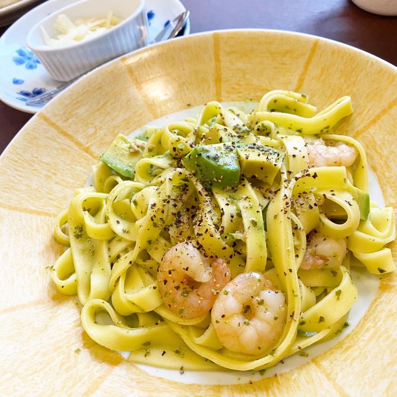 ぷりぷり海老とアボカドのジェノベーゼペコリーノ添え(鎌倉パスタ シャポー本八幡店)