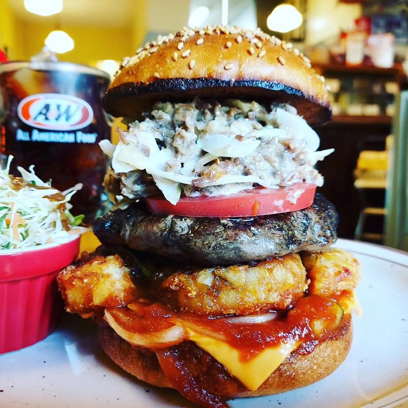 自家製コンビーフ&ハッシュドポテトチーズバーガー(BACK HOME meal & bake （バックホーム）)