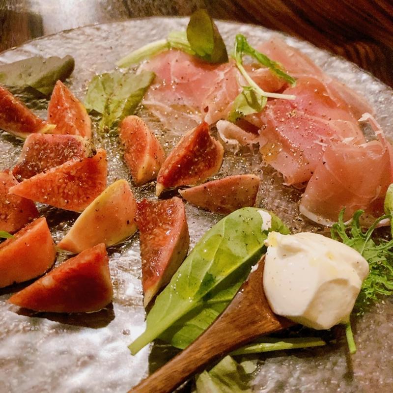 イチヂク、生ハム、マスカルポーネ(ワイン食堂 ITADAKIYA)