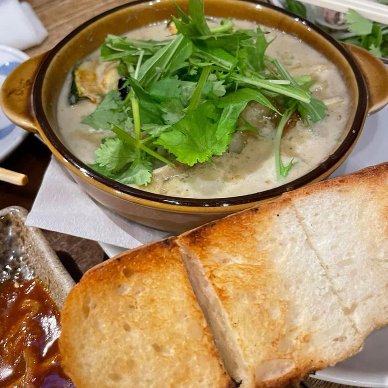 牛モツと野菜のグリーンカレー(バゲット付き)(SAKABA PING / 大衆酒場 ピン)