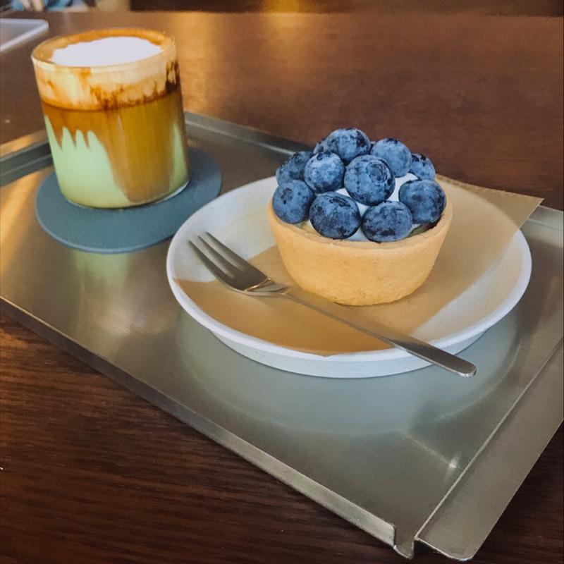抹茶ラテ、ブルーベリーパイ(Ourlog coffee 桃谷店)
