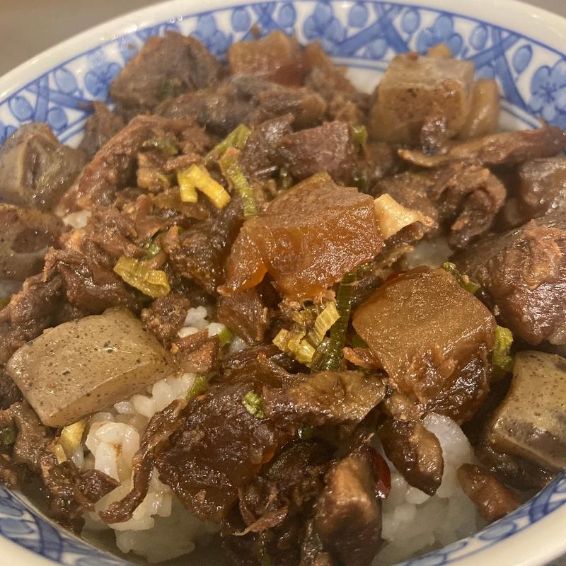 牛すじ丼(レストラン プレミアムシート アパホテル福岡渡辺通駅前)