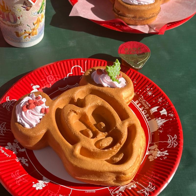 ミッキーワッフル、ストロベリーホイップとメイプルソース付き(グレートアメリカン・ワッフルカンパニー)