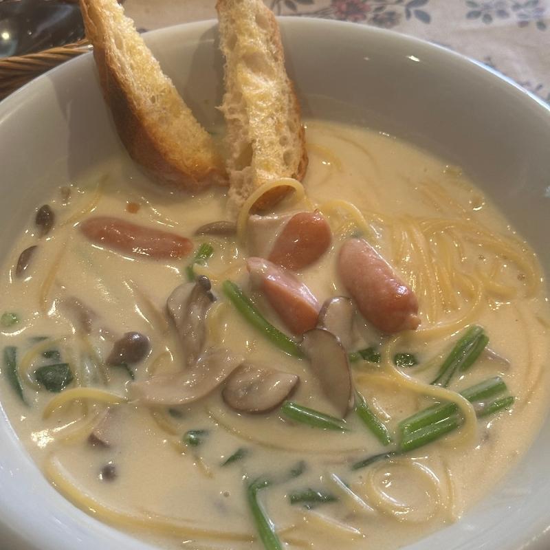あらびきソーセージとほうれん草、きのこのクリームスープスパゲッティー(まとい亭)