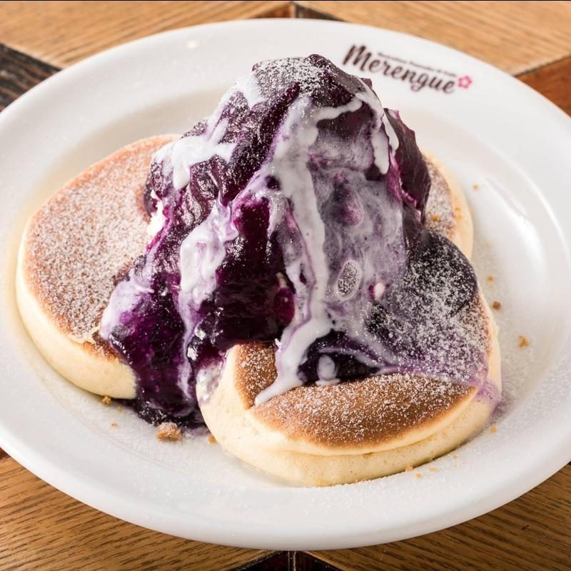 紫芋のパンケーキ ココナッツクリーム(メレンゲ都立大学店)