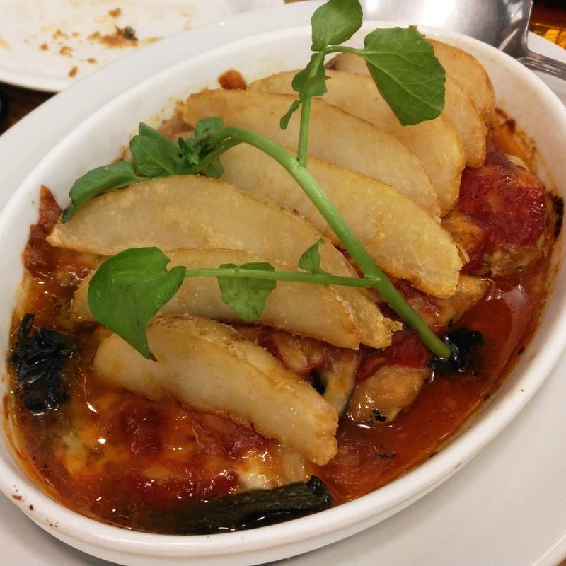 鶏もも肉のハーブマリネ トマトとホウレン草のチーズ焼き(GocchoSun)