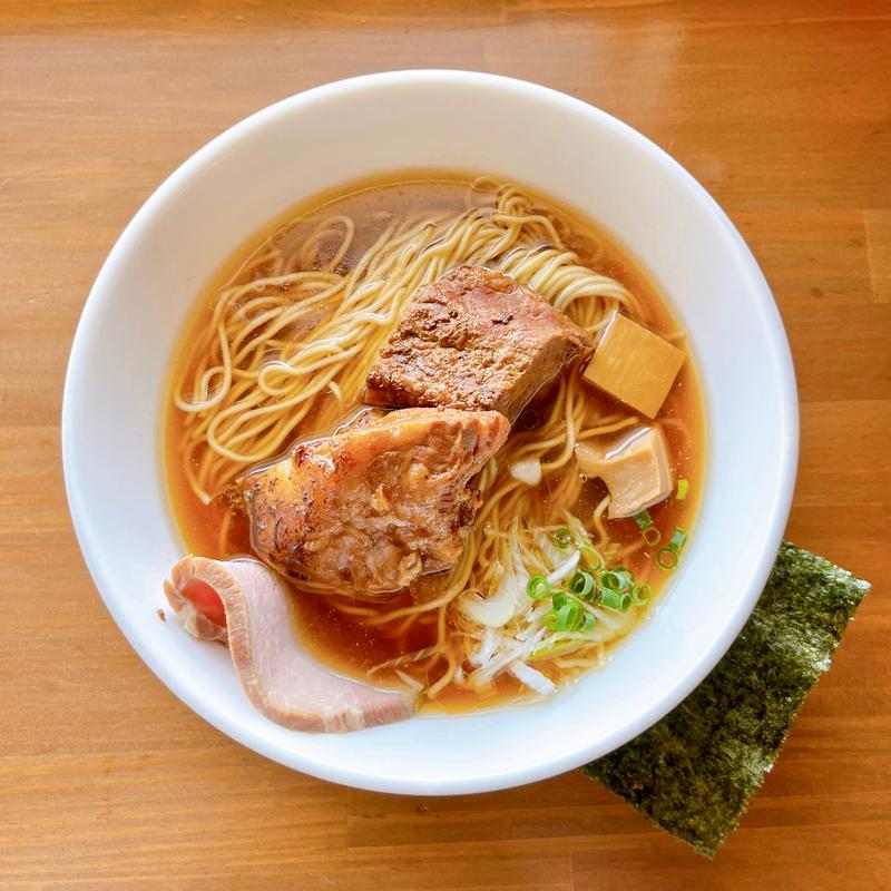 細麺しょうゆ(細麺S.S.E)＋トッピングリブチャーシュー(ラーメンハウス　ブレーンバスター)