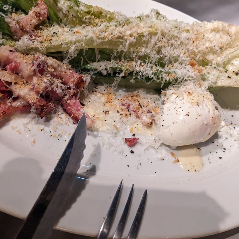 焼きシーザーサラダ ロメインレタスとパンチェッタ(マーサーブランチテラスハウス)