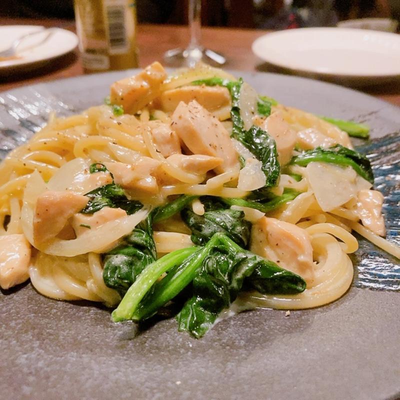 サーモンとほうれん草のクリームパスタ(ワインバルCaro カーロ)