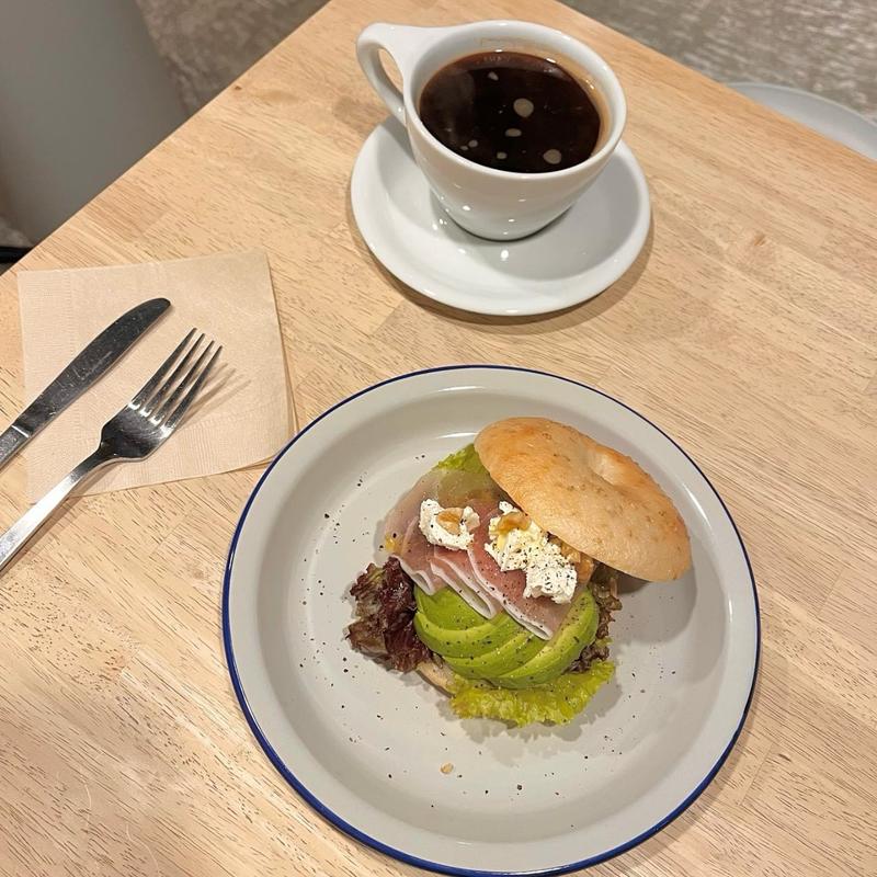 白胡麻ベーグルの生ハムとアボガドサンド(and KANAZAWA)