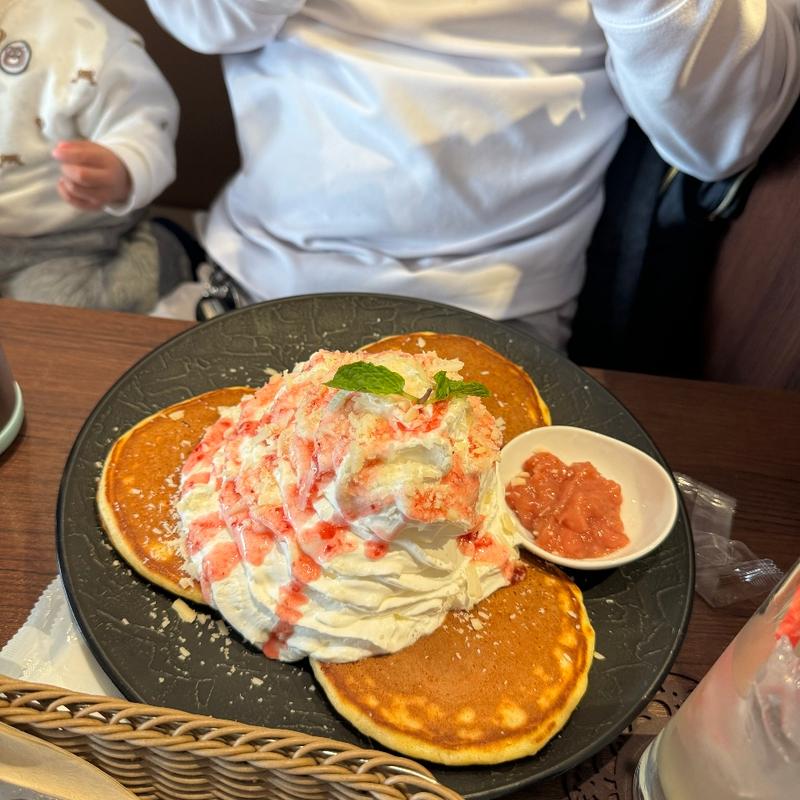 たっぷりクリームのいちごパンケーキ(ル・フカサク )