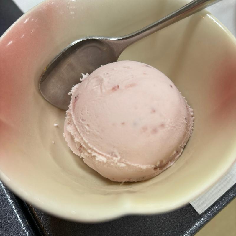 いちごアイス(雨情の宿　新つた )