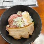 半チャーシュー丼