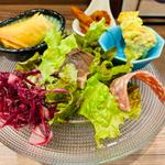 骨付きチキンのピラフ添え(イタリアン魚酒場 アルバータ ホワイティ梅田店)