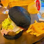 脂ののったサバのバーガー