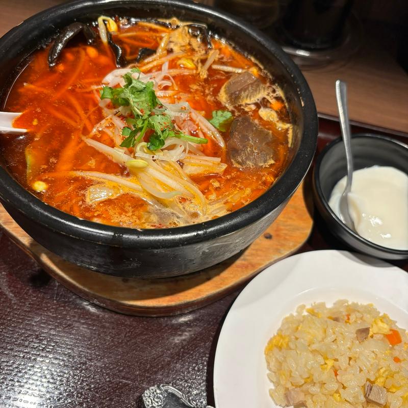 牛バラ麻辣麺と炒飯のセット(中国料理 馨 KAORI)