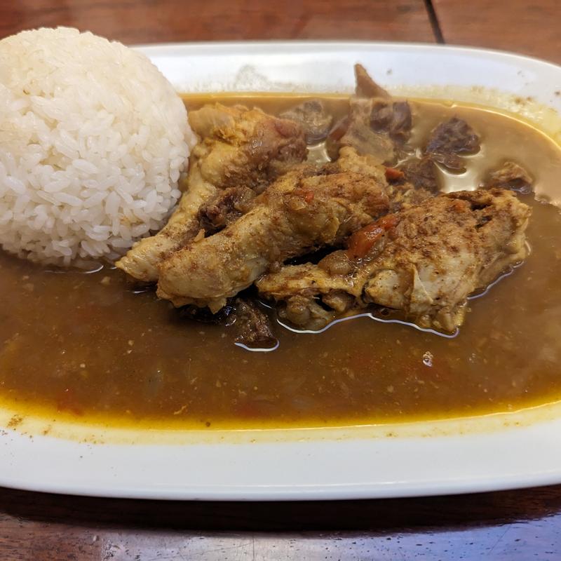 チキンカレー +ソーキの肉トッピング(かえる食堂)