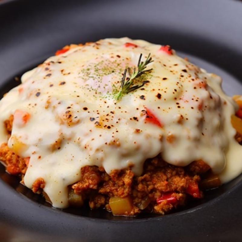 飛騨豚のキーマカレー　焼きチーズ温玉乗せ(ミューズ バー （Mieux’s Bar）)