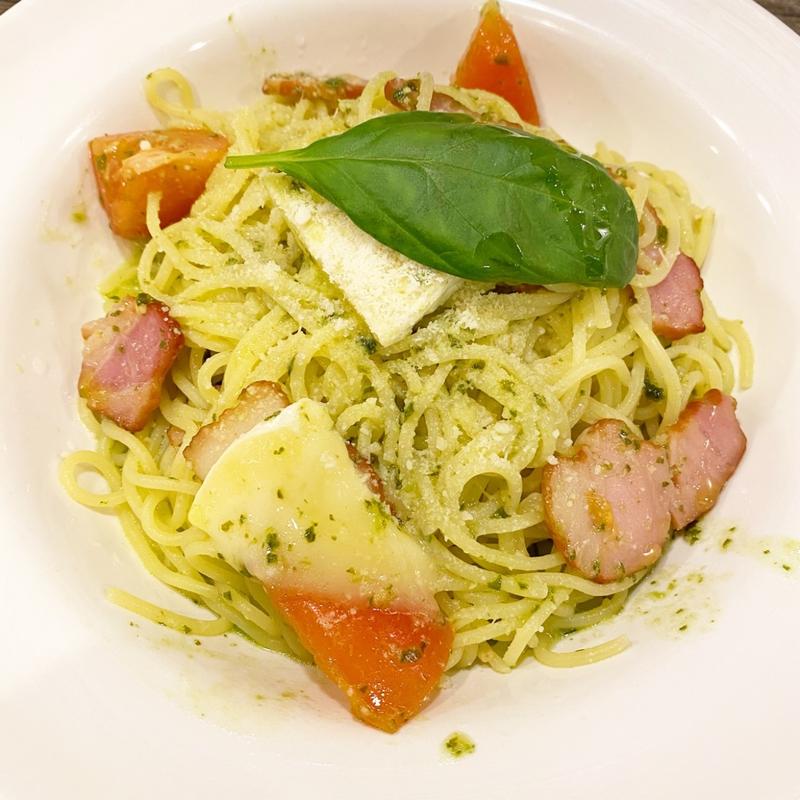 十勝カマンベールと吊るしベーコンのジェノベーゼ(ポポラマーマ 本八幡店)