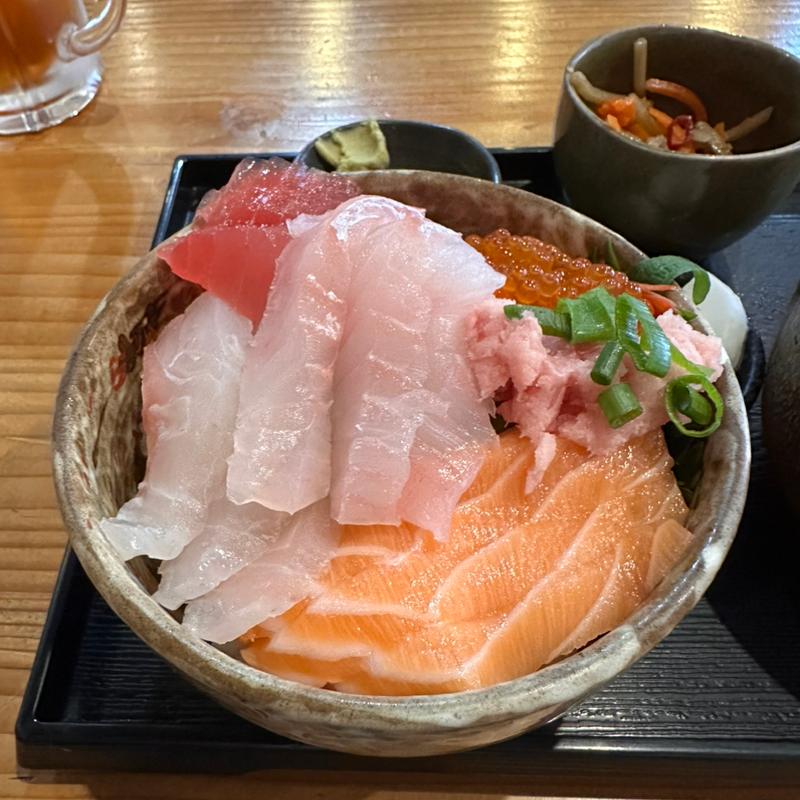 まかない海鮮丼(海鮮居酒屋 魚々輝（ととき）)