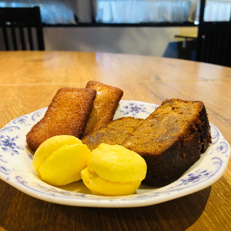パッションフルーツのマカロン、フィナンシェ、パウンドケーキ(フランス厨房 旬彩 中央駅店 )