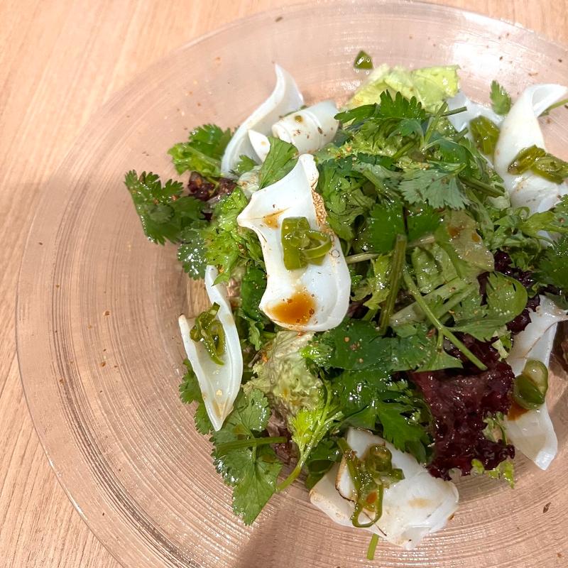 ヤリイカとパクチーサラダ(地球屋)