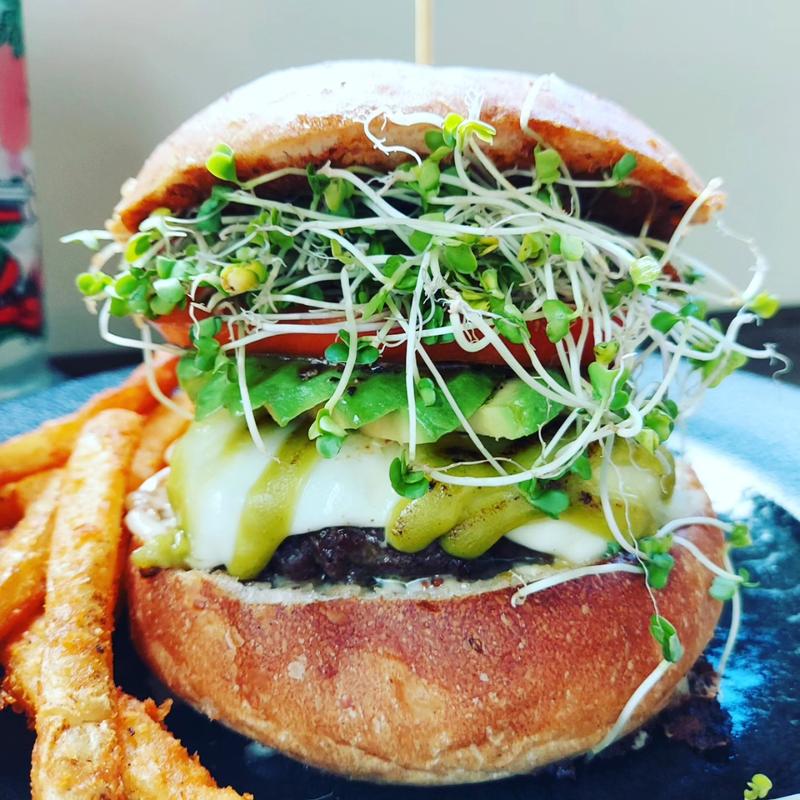 スプラウトアボカドわさびモッツァレラバーガーセット(Sunchago Burgers)