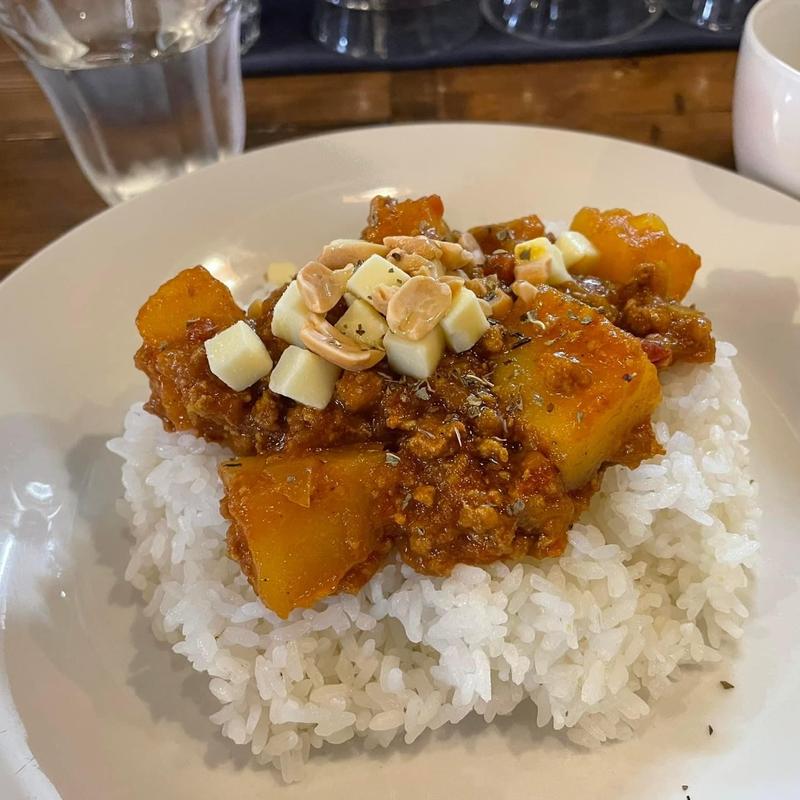 じゃがいもとチーズのドライカレー(くえろくえら)